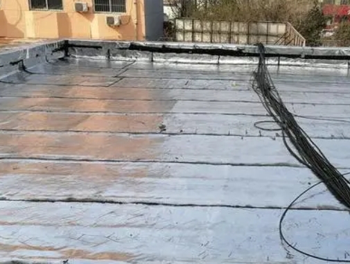 大余卫生间漏水维修公司分享下大余屋面楼顶防水刚性防水层施工要点。